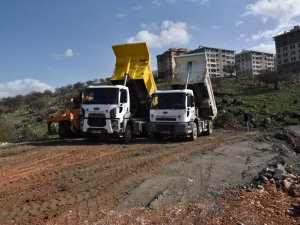 MCBÜ TOKİ yolundaki düzenleme çalışması sürüyor