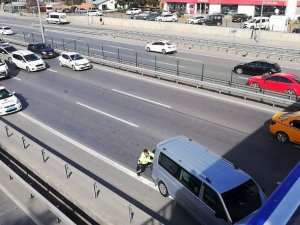Aracı E-5’te arıza yapan vatandaşa trafik polisinden yardım eli