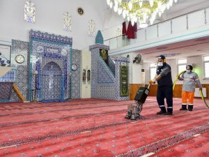 Esenyurt Belediyesi ibadethaneleri temizleyerek dezenfekte ediyor