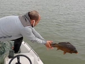 Baraj gölüne 1 kilometrelik kaçak ağ gerdiler