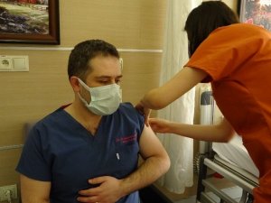 Muş’ta sağlık çalışanlarına ikinci doz korona virüs aşısı uygulanıyor