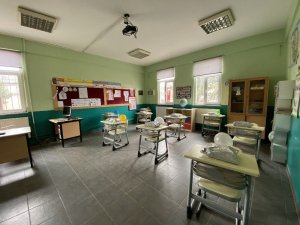İstanbul’un köy okulunda öğretmenler öğrencilerini hediyeler ile bekliyor