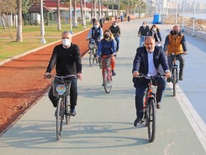 Başkan Tarhan, Kışın İşe Bisikletle Gitme Gününde de belediyeye bisikletle gitti