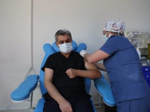 Aşı olan Vali Özkan: "Sırası gelen tüm vatandaşlarımızın aşı olmalarını tavsiye ediyorum"