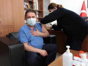 KKTC Başbakanı Saner, ikinci doz aşısını oldu