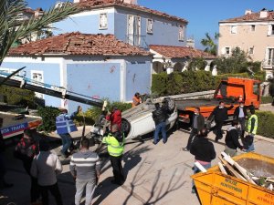 Çeşme’de hortumun izleri siliniyor