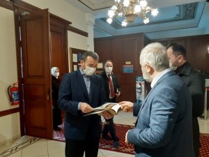 Hurdacı tezgahlarından topladığı eski radyolar tamir edip sergi açtı