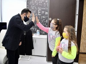 Sokaklara Covid uyarı afişi asan çocukları Başkan Yazıcı kırmadı