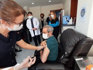 Sağlık çalışanlarına 2. doz aşı uygulaması başladı