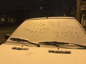 14 Şubat Sevgililer Günü’nü kar yağışıyla kutladılar