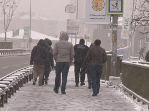 İstanbullular güne karla uyandı, vatandaşlar yürümekte zorluk çekti