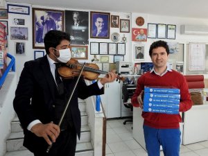 Çeşmeli esnaftan Sevgililer Günü’nde keman eşliğinde paket servisi