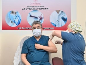 Vali Erdinç Yılmaz korona aşısı yaptırdı