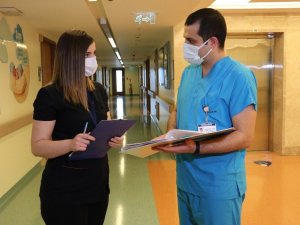 Sağlık çalışanı çift 14 Şubat’ta görevlerini aşkla sürdürüyor