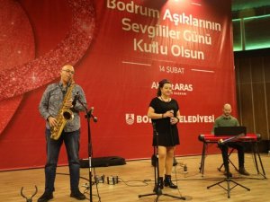 Müziğe hasret kalan sanatçılar sahneden inmek bilmedi