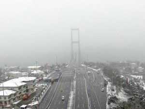 Sis ve karda kaybolan 15 Temmuz Şehitler Köprüsü havadan görüntülendi