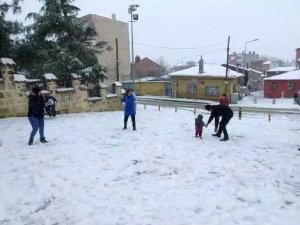 Silivri’de karı gören vatandaşlar kısıtlamayı unuttu