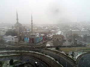 Beyaza bürünen Eminönü Meydanı havadan görüntülendi