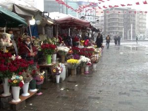 14 Şubat Sevgililer Günü’nde çiçekçiler tezgahlarının başında