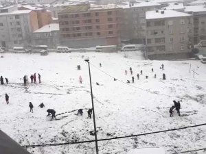 İstanbul beyaza bürününce çocuklar kısıtlamayı unuttu