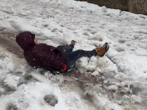 Kar yağınca kısıtlamayı unutan vatandaşlar, karın keyfini çıkardı