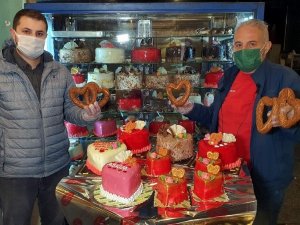 Kalp şeklinde simit ve pastalar yaparak kalpleri fethettiler