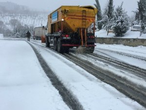 Esenyurt’ta kar küreme ve tuzlama çalışmaları devam ediyor