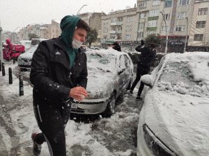 Kısıtlamayı unutan gençler kar topu savaşı yaptı