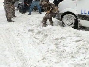 Arnavutköy’de yolda kalan servisin yardımına polis koştu
