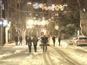 Taksim Meydanı kar yağışı ile birlikte beyaza büründü