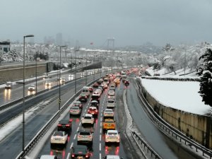 Kar yağışı ve 56 saatlik kısıtlama sonrası 15 Temmuz Şehitler Köprüsü’nde trafik yoğunluğu