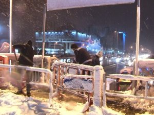 56 saatlik kısıtlama sonrası İstanbullular haftaya karla başladı