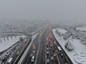 (Drone) 15 Temmuz Şehitler Köprüsü’nde kar ve kısıtlama sonrasındaki trafik havadan görüntülendi