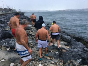 İstanbul’da karlı havada deniz keyfi
