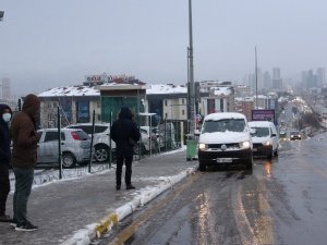 İstanbullular yağan karın altında işe gitmek için yollara düştü