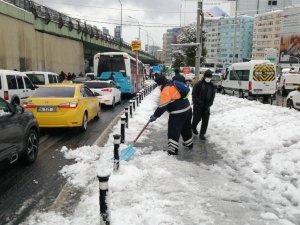 Buzlanmaya karşı yollarda kar temizliği