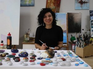 Tuvalde gördüğü resimleri minik doğal taşlar üzerine nakşetti