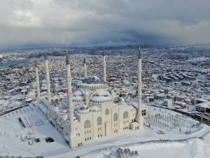 (Drone) Beyaz örtüyle kaplanan Çamlıca Camii hayran bıraktı