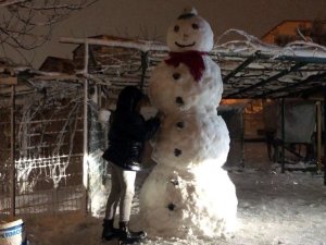 Miniklerden boylarını aşan kardan adam