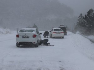 Domaniç’te kar yağışı ulaşımı etkiliyor
