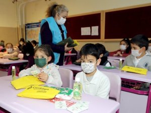 Çankaya Belediyesi’nden minik öğrencilere hijyen seti hediyesi