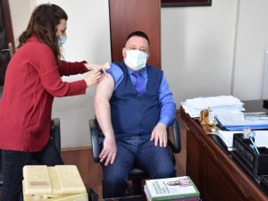 Başkan Beyoğlu önce aşı oldu, sonra esnaf ziyaretine çıktı