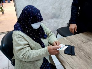 Yaşlı kadın 2 ay önce kaybolan para dolu cüzdanına kavuştu