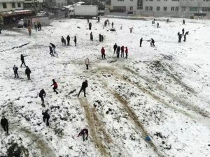 Esenyurt’ta kar topu keyfi havadan görüntülendi