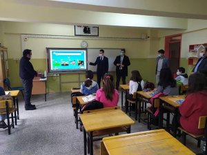 Kaymakam Alpay ders başı yapan öğrencileri ziyaret etti