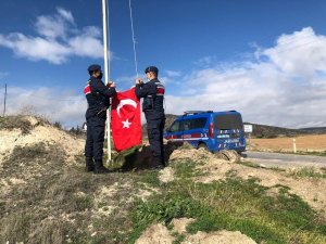 Jandarmanın bayrak hassasiyeti duygulandırdı