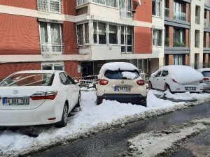 Kar yağışıyla birlikte sokaklar beyaza büründü, araçlar karla kaplandı