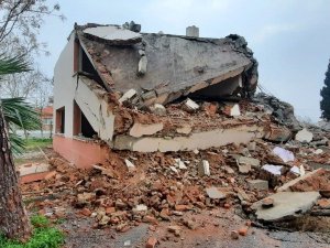Fay hattı üzerindeki 50 yıllık okulun yıkımı tamamlandı