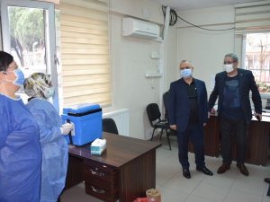 Salihli kaymakamı ve belediye başkanı korona aşısı oldu