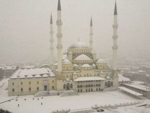 Ankara’nın incisi Kocatepe Camisi beyaza büründü